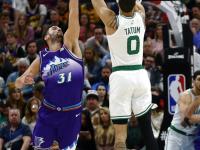 雷电竞-塔图姆回归赛场，关键助攻首场状态亮眼，掘金观众沸腾！的简单介绍