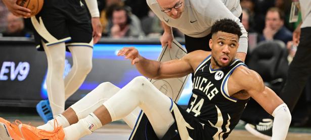 雷电竞-字母哥迎来十五赛季高光表现，勇士球迷沸腾！的简单介绍