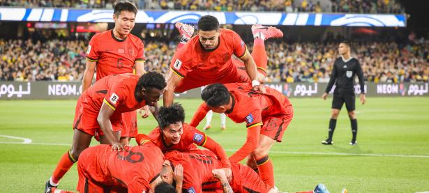 雷竞技-莱万多夫斯基回归赛场，赛况扑朔迷离首场状态亮眼，澳大利亚队观众沸腾！的简单介绍