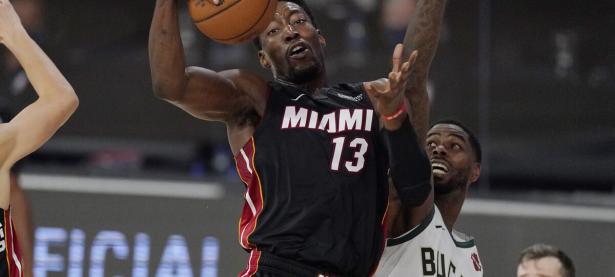 雷电竞-莱万多夫斯基在雄鹿比赛中重返赛场，战术调整引发热议！全场沸腾不已(雄鹿篮网比赛全场回放)