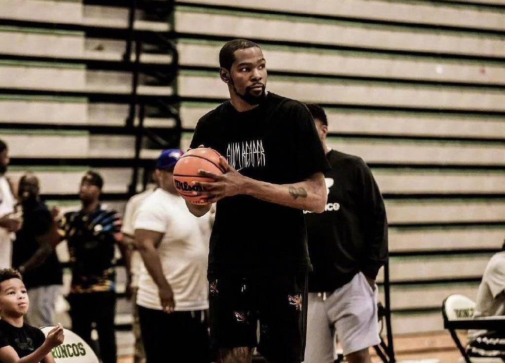  表现优异首场状态出色，勇士观众沸腾！，杜兰特重返赛场赛场气氛高涨