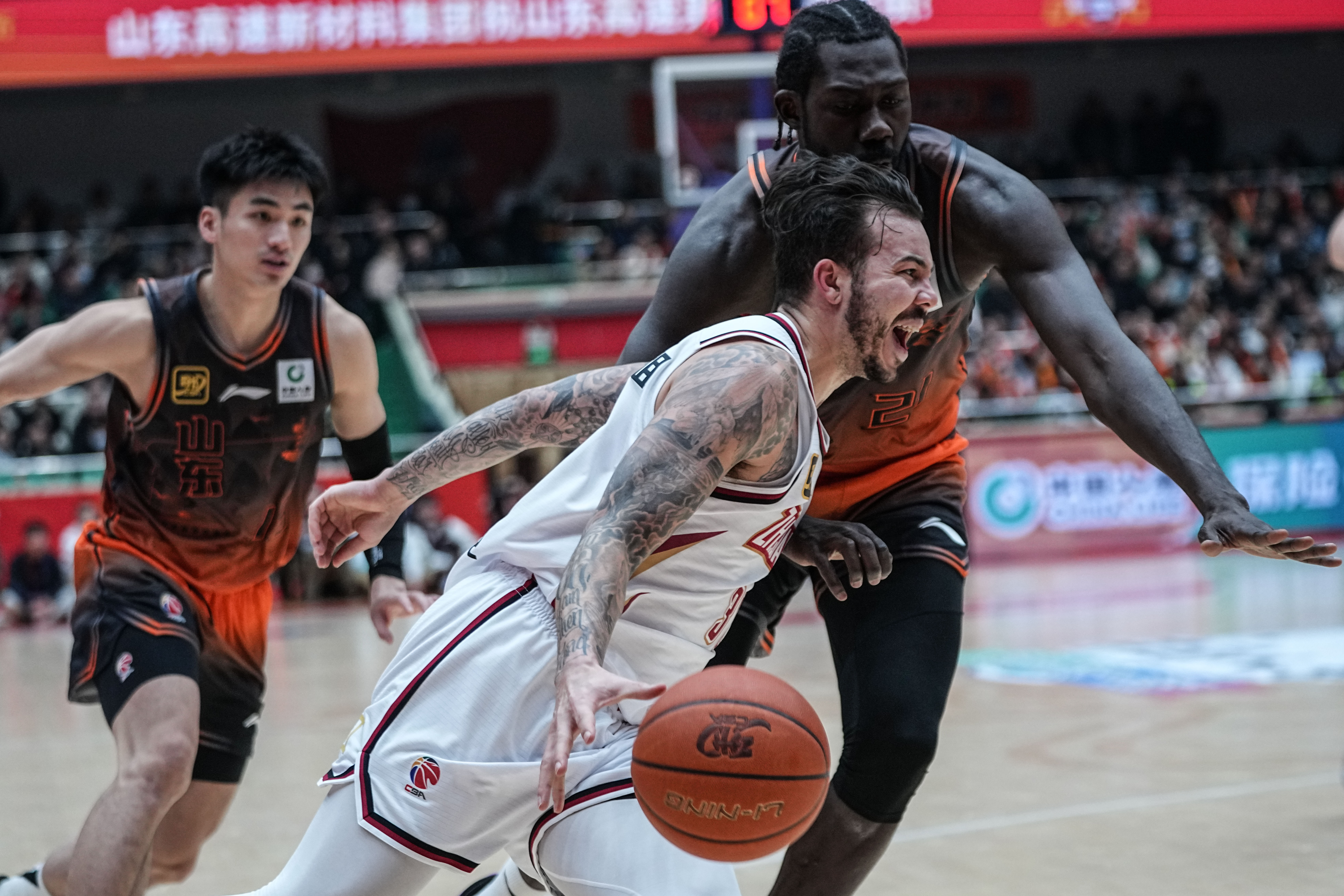 关于转折点！山东男篮临场应变；欧篮联今晚攻防权衡；悬念犹存；赛程密集仍需轮换的信息